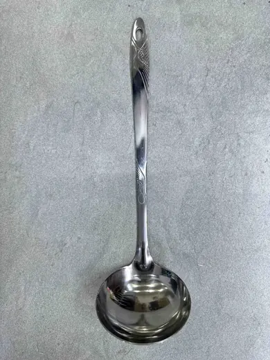 Metalna kutlača za supu