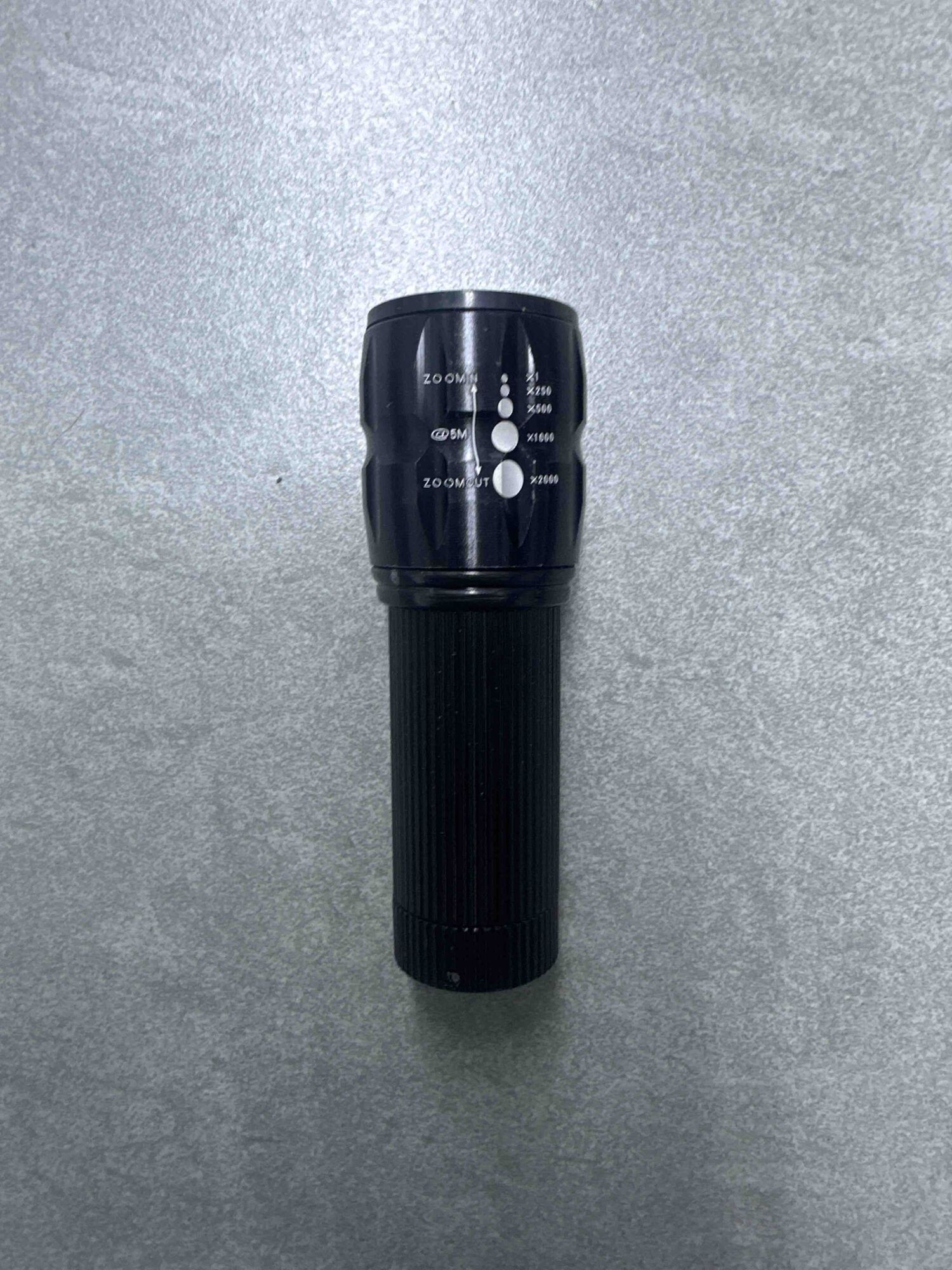 Džepna LED lampa sa zum funkcijom