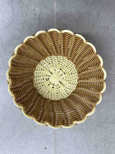 Plastična pletena korpa