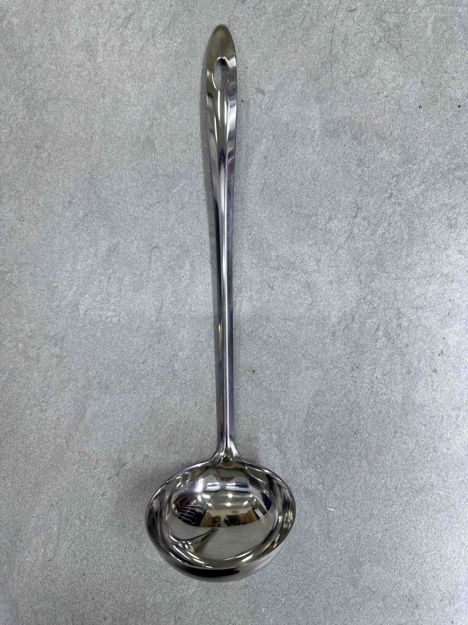 Metalna kutlača za supu