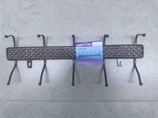 Metalni držač za kapute sa kukama