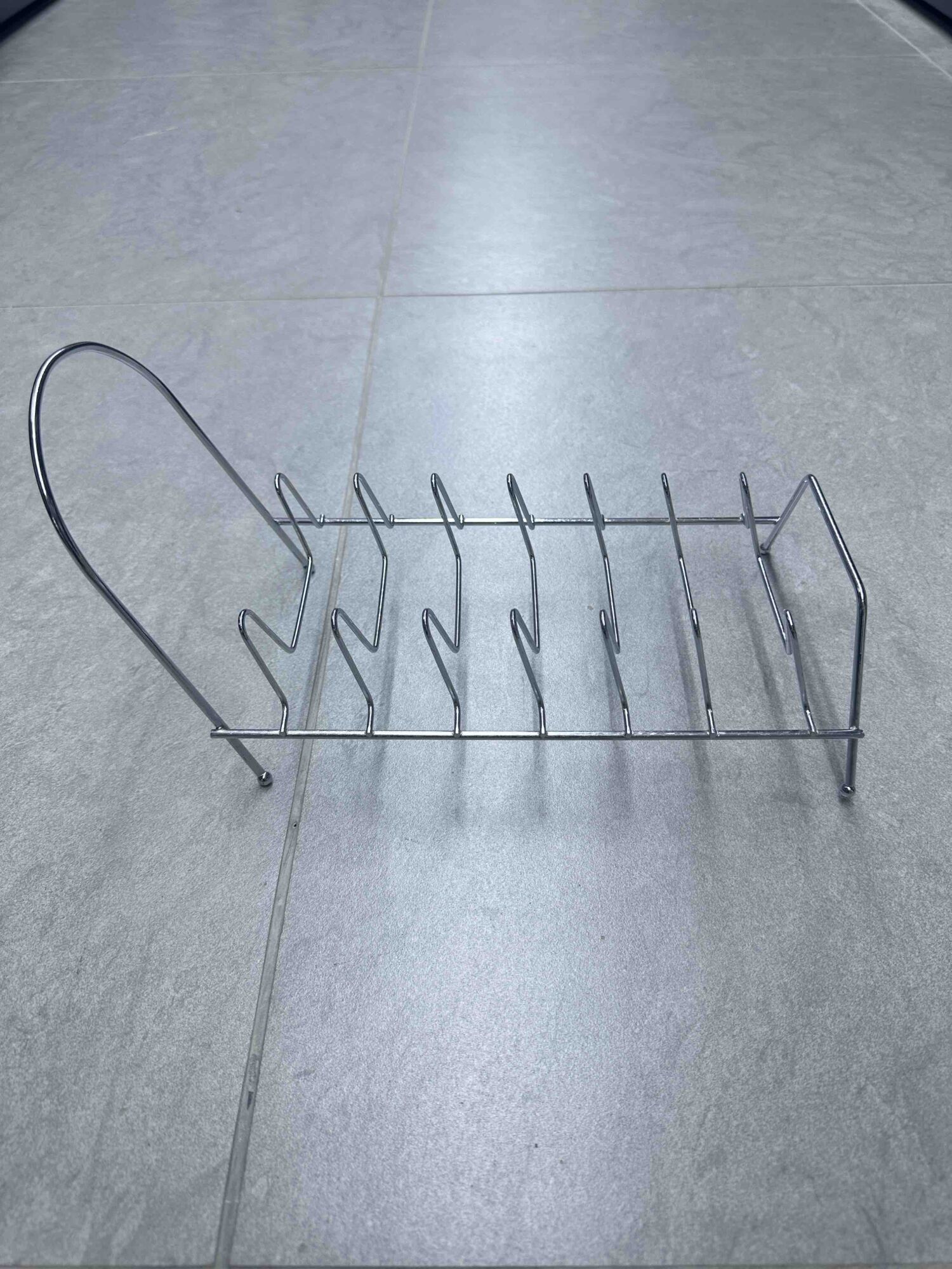 Metalni držač za tanjire