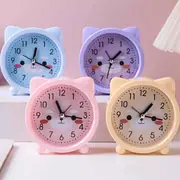Stoni sat sa crtanim motivom mačke