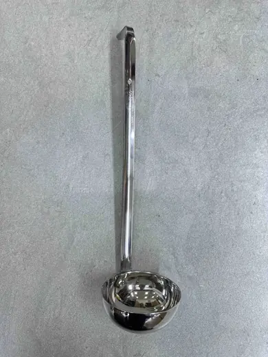 Metalna kutlača za supu