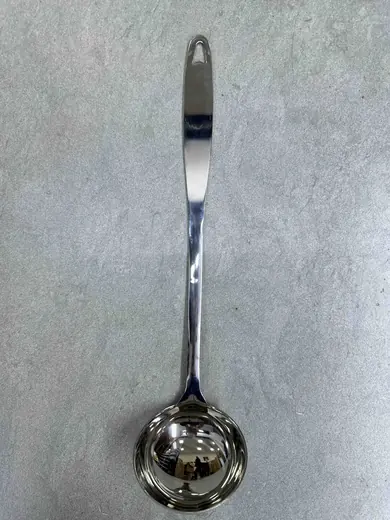 Metalna kutlača za supu