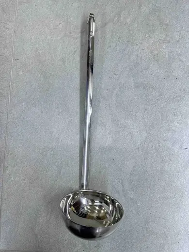 Kovinska kutlača za supu