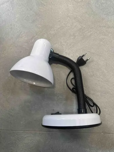 Stona lampa sa fleksibilnim nogom