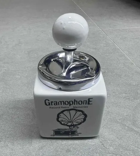 Porcelanska pepeljara gramofon
