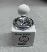 Porcelanska pepeljara gramofon