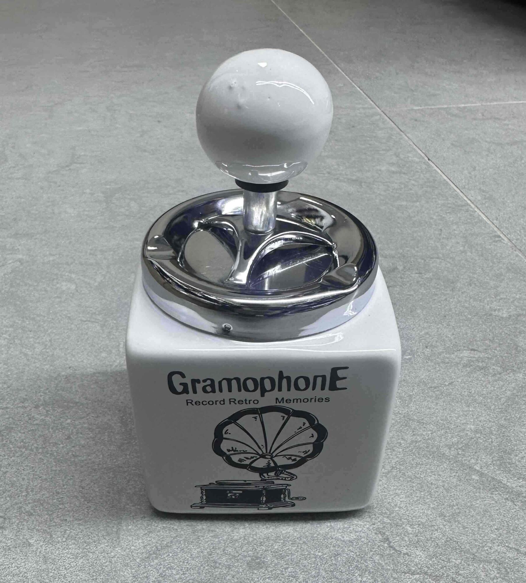 Porcelanska pepeljara gramofon