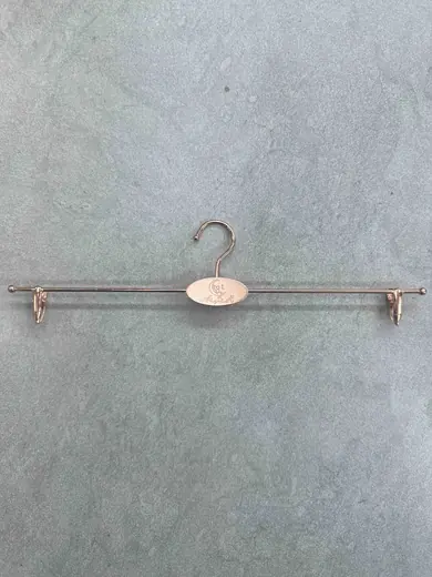 Metalni ram za pantalone sa klipsama