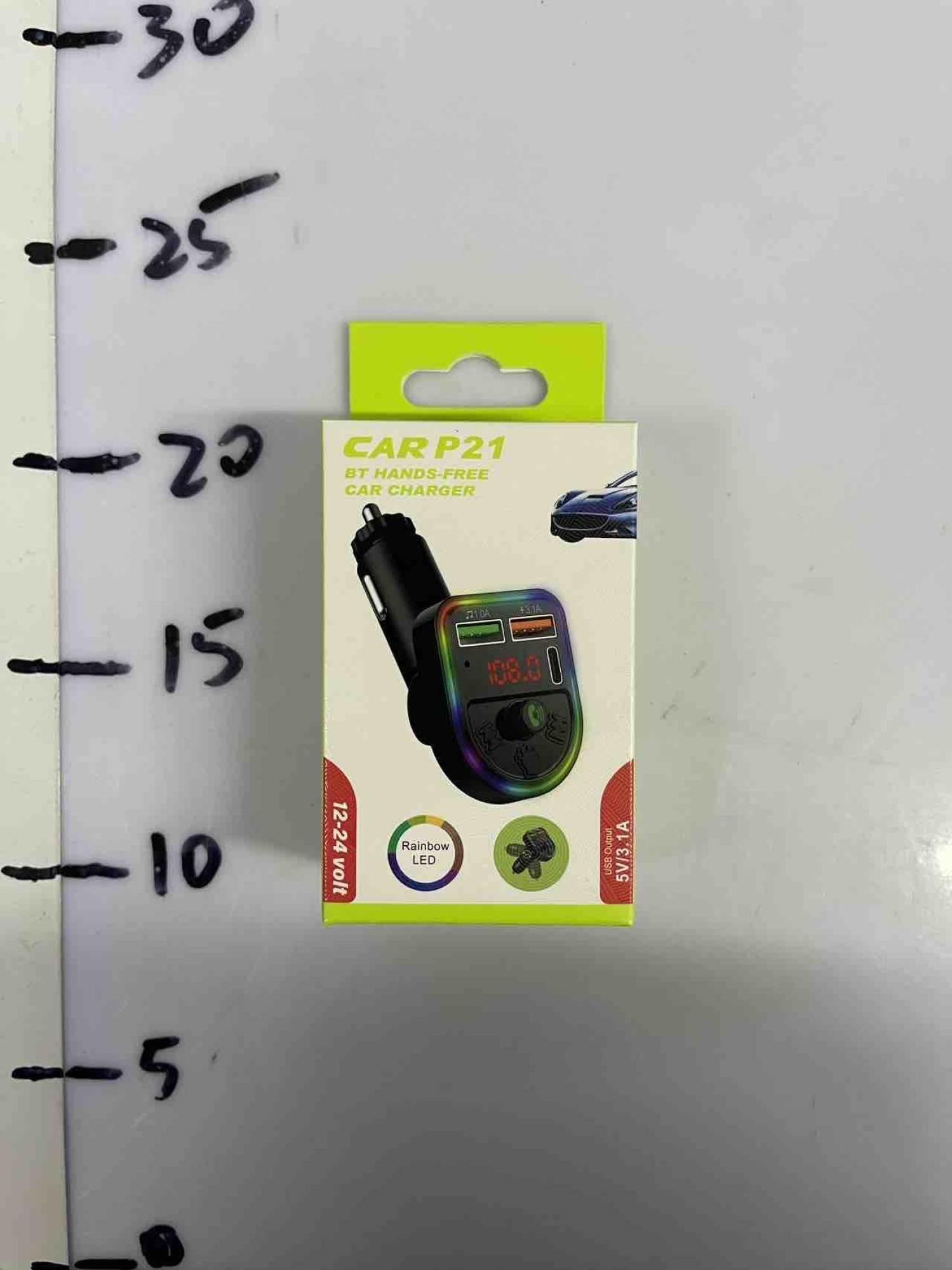 Auto punjač sa LED ekranom i USB priključcima