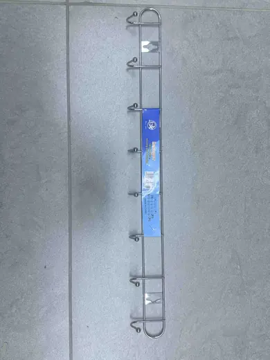 Metalni zidni držač sa kukicama