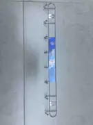 Metalni zidni držač sa kukicama