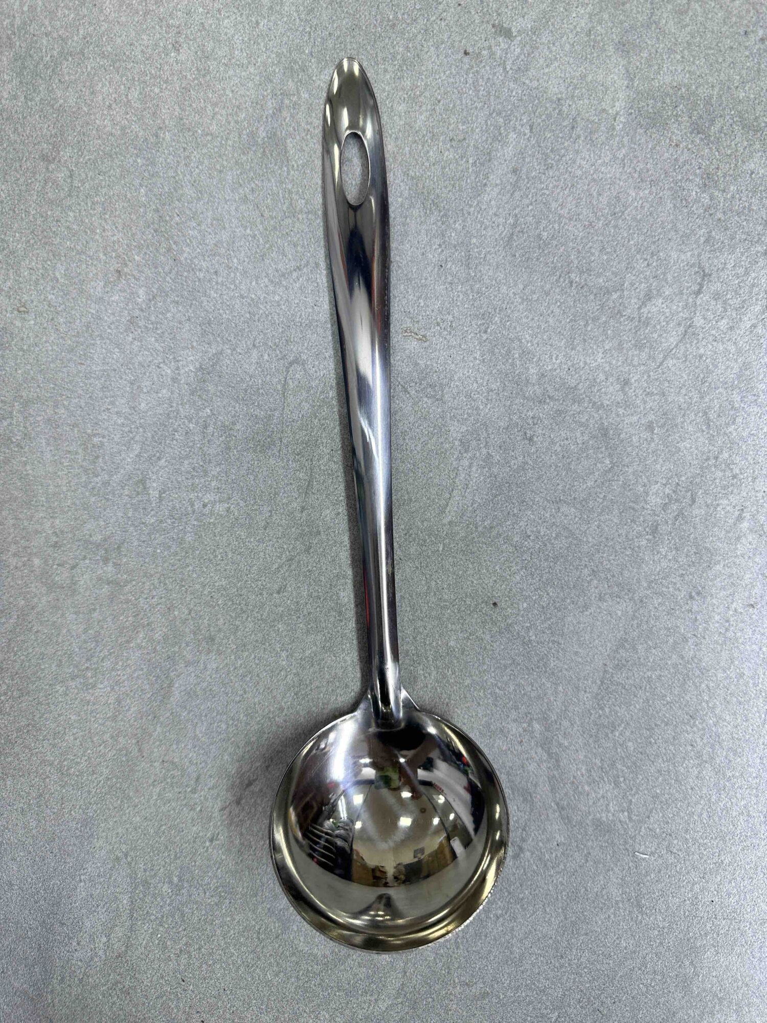 Metalna kutlača za supu