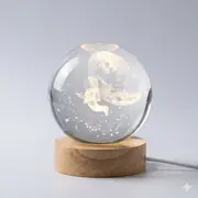 Dekorativna 3D LED lampa u staklenoj kugli sa motivom astronauta i meseca