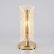 Elegantna dekorativna LED lampa sa zlatnim postoljem i modernim dizajnom